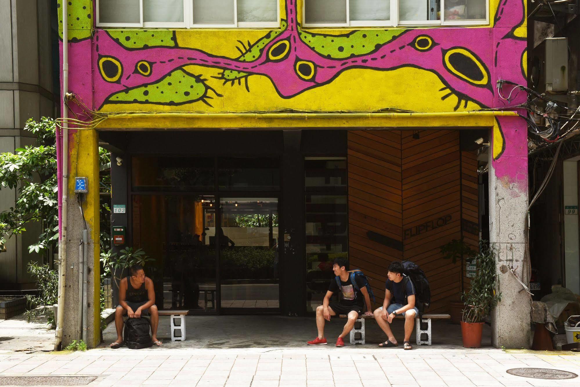 Flip Flop Hostel - Main Station Taipéi Exterior foto
